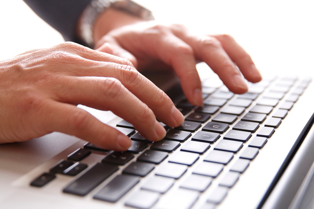 ホームページ制作のPC操作に悩む事業者のイメージ