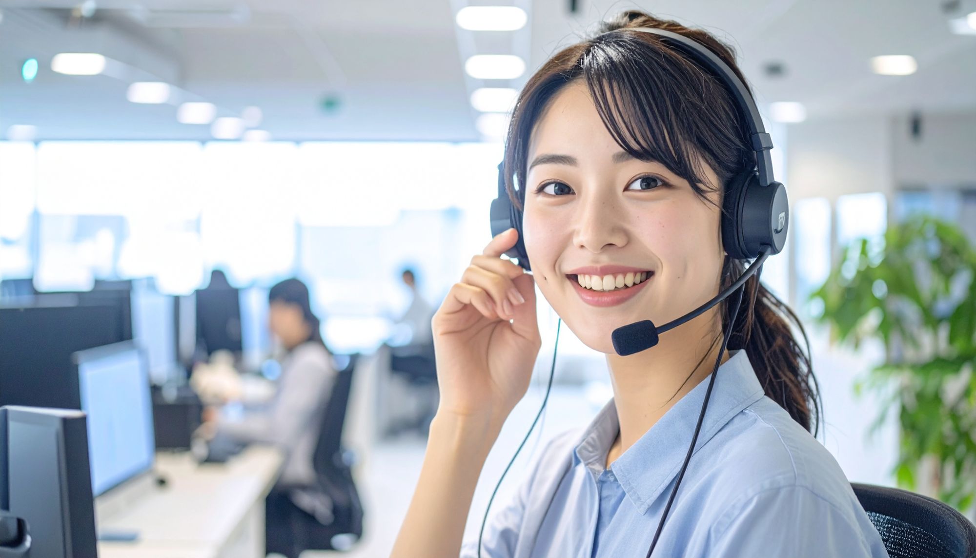 電話対応する女性職員